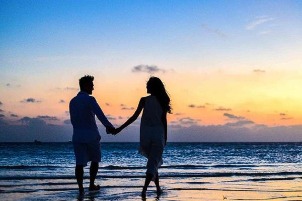 男子出车祸接孕妻电话求消防别出声 妻子怀孕丈夫应该做什么