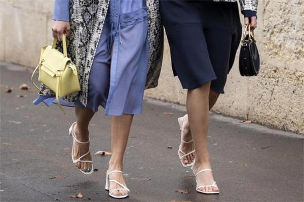夏天穿什么颜色凉鞋百搭 凉鞋选购攻略