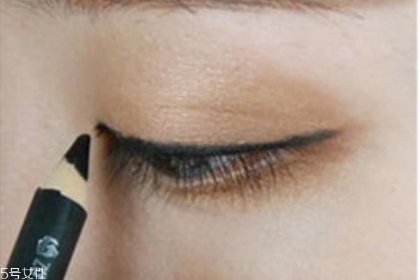 怎样画眼线显眼睛大 超简单大眼妆画法