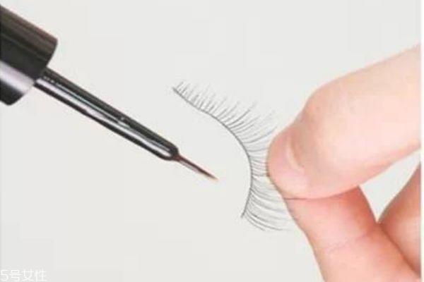 假睫毛怎么贴图解 初学者贴假睫毛的技巧