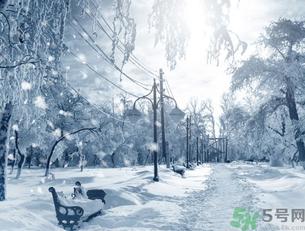 冻疮是由于皮肤哪一部分受损而引起的？