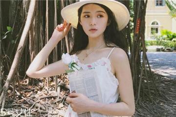 吊带连衣裙怎么穿好看?夏季吊带连衣裙搭配图片