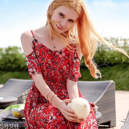 吊带连衣裙怎么穿好看？夏季吊带连衣裙搭配图片