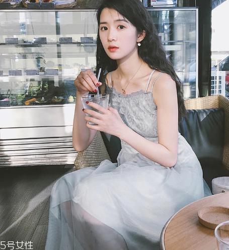 吊带连衣裙怎么穿好看？夏季吊带连衣裙搭配图片