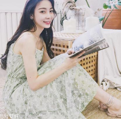 吊带连衣裙怎么穿好看?夏季吊带连衣裙搭配图片