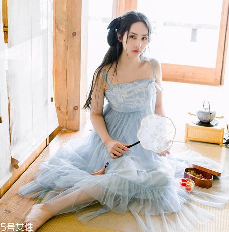 吊带连衣裙怎么穿好看？夏季吊带连衣裙搭配图片