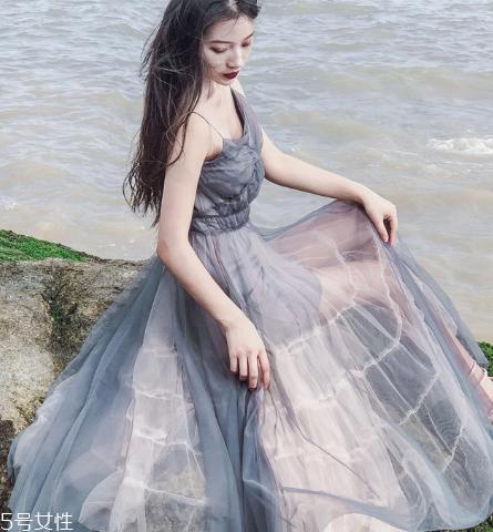 吊带连衣裙怎么穿好看？夏季吊带连衣裙搭配图片