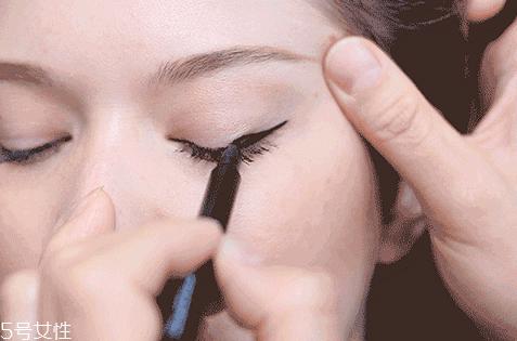 眼线笔什么颜色好看？眼线液的画法步骤