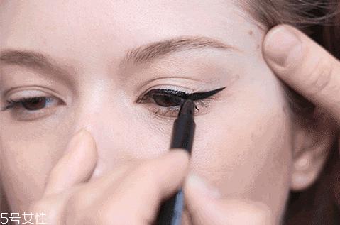 眼线笔什么颜色好看？眼线液的画法步骤