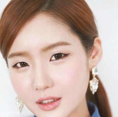 眼线笔什么颜色好看？眼线液的画法步骤