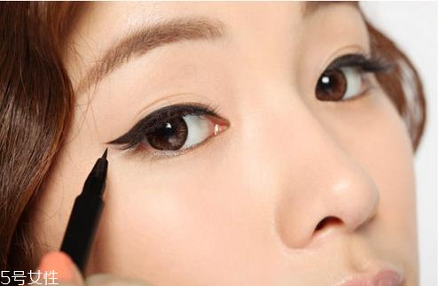 眼线笔什么颜色好看？眼线液的画法步骤