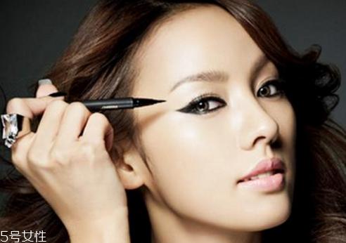 眼线笔什么颜色好看？眼线液的画法步骤