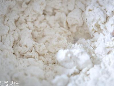 葱油饼的家常做法 自制葱油饼的做法步骤