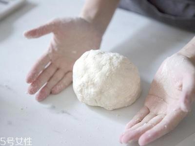 葱油饼的家常做法 自制葱油饼的做法步骤