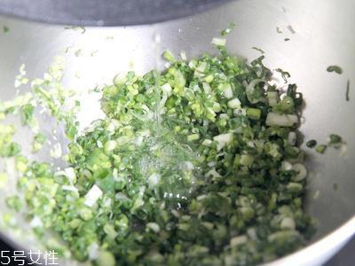 葱油饼的家常做法 自制葱油饼的做法步骤