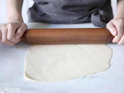 葱油饼的家常做法 自制葱油饼的做法步骤