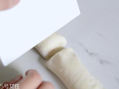 葱油饼的家常做法 自制葱油饼的做法步骤