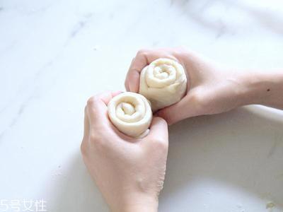 葱油饼的家常做法 自制葱油饼的做法步骤