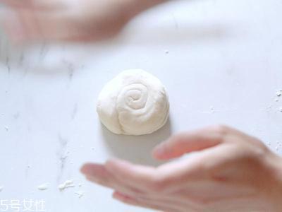 葱油饼的家常做法 自制葱油饼的做法步骤