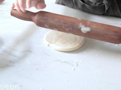 葱油饼的家常做法 自制葱油饼的做法步骤