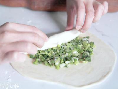 葱油饼的家常做法 自制葱油饼的做法步骤