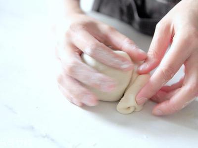 葱油饼的家常做法 自制葱油饼的做法步骤