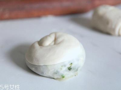 葱油饼的家常做法 自制葱油饼的做法步骤