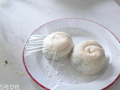 葱油饼的家常做法 自制葱油饼的做法步骤
