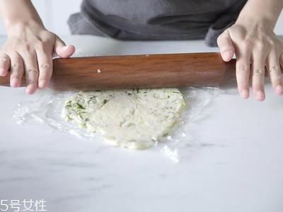 葱油饼的家常做法 自制葱油饼的做法步骤