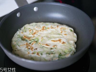葱油饼的家常做法 自制葱油饼的做法步骤