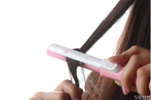 应该怎么使用卷发棒 使用卷发棒的正确方法