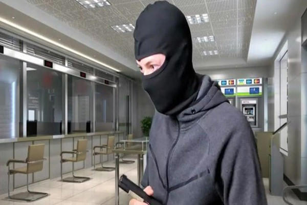 经理边玩手机边与抢银行男子聊天 抢银行判刑多久