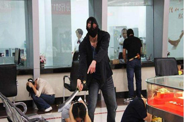 经理边玩手机边与抢银行男子聊天 抢银行判刑多久