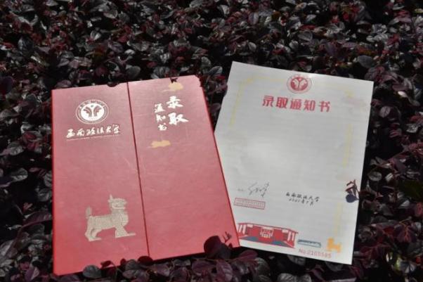 高校1.6米长卷轴式录取通知书 寓意展开新的人生