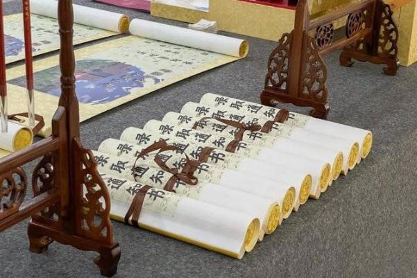 高校1.6米长卷轴式录取通知书 寓意展开新的人生