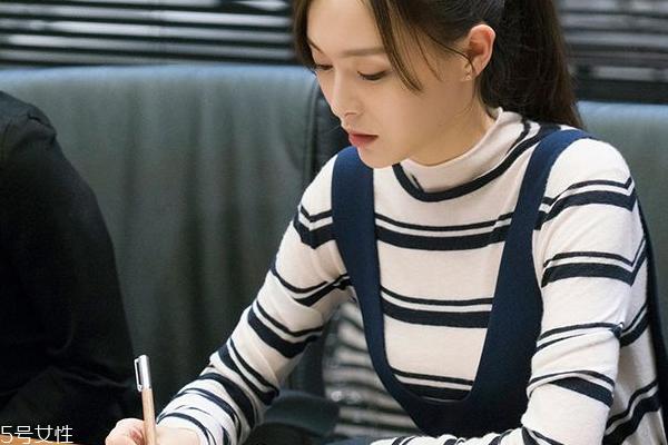 吊带裤配什么上衣 3种穿搭打造校园清新范