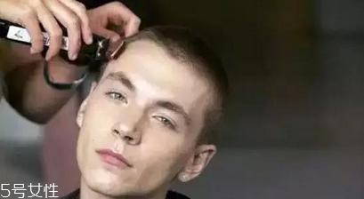男生头发稀疏适合什么发型？圆形刘海很好看