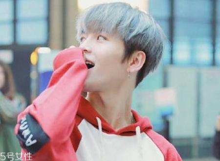 男生头发稀疏适合什么发型？圆形刘海很好看