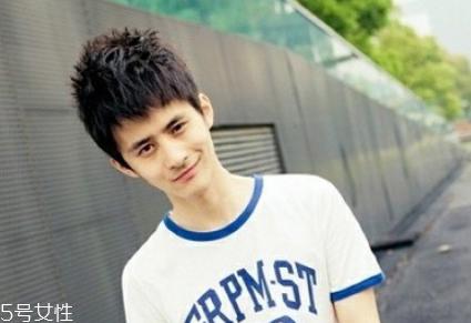 男生头发稀疏适合什么发型？圆形刘海很好看