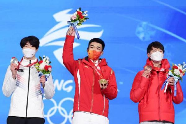 韩国运动员回应颁奖仪式擦领奖台 速滑和短道的区别