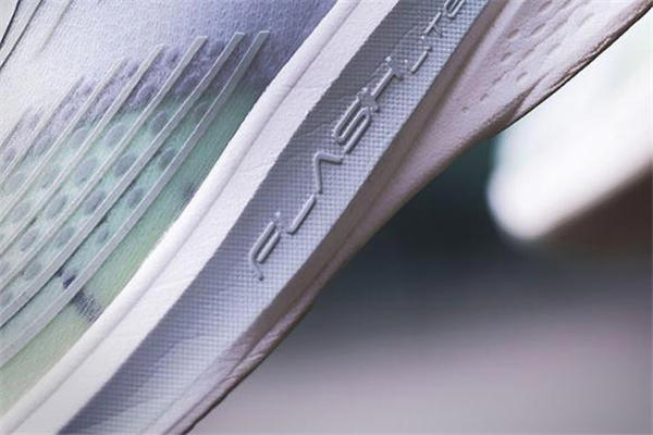 安踏氢跑鞋测评 安踏flashlite跑鞋评测