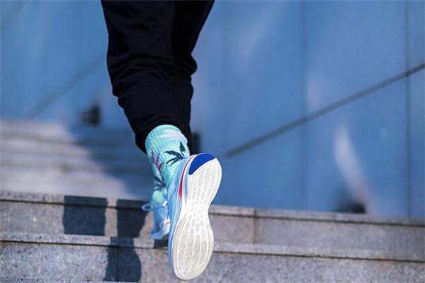 安踏氢跑鞋测评 安踏flashlite跑鞋评测