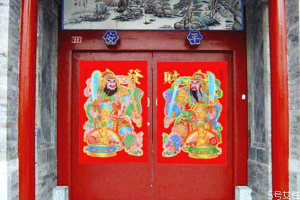 换下来的旧门神怎么处理 一扇门怎么贴门神