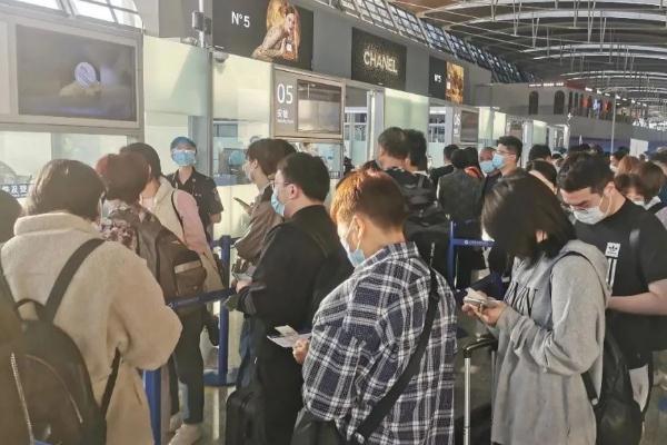 赴美留学机场排长队十万票价再现 国外留学哪个国家比较好