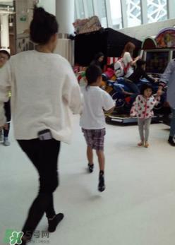 网友偶遇张柏芝带儿子出游 lucas身高快赶上妈妈