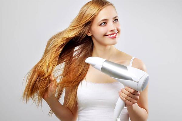 头发洗完后用电吹风还是自然干好 头发怎么吹干不伤头发