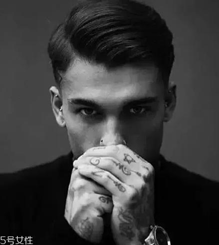 男生发量少适合什么发型 利落两边铲拯救形象