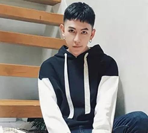 男生发量少适合什么发型 利落两边铲拯救形象