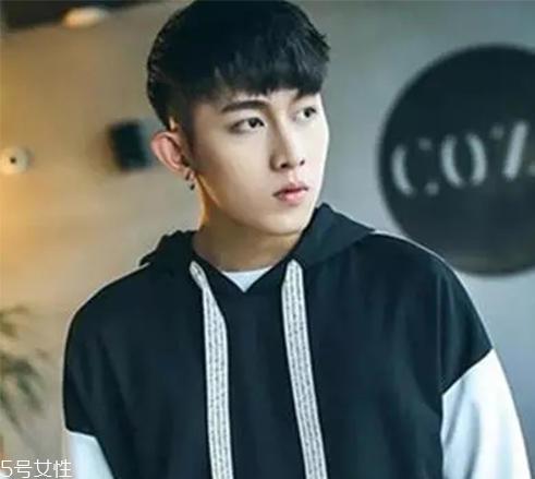 男生发量少适合什么发型 利落两边铲拯救形象