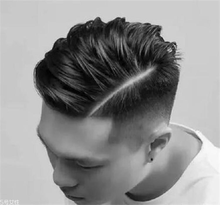 男生发量少适合什么发型 利落两边铲拯救形象